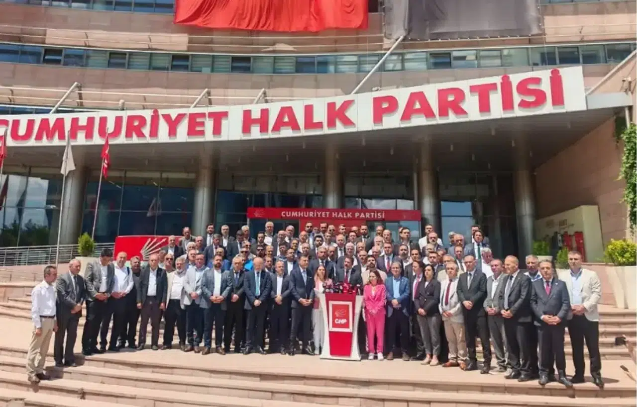 CHP il başkanlarından Genel Merkez önünde olağanüstü kurultay çağrısı: Önce kurultay, sonra iktidar!