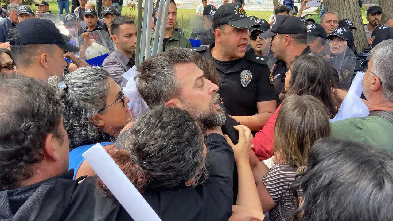 Ankara'da öğretmenlerin açıklamasına polis müdahalesi: Gözaltılar var