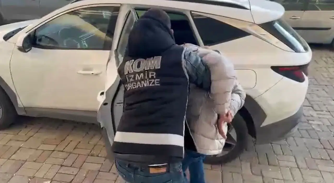 İzmir'de düzenlenen operasyonda 40 gözaltı, 10 tutuklama ve çok sayıda silah ele geçirildi