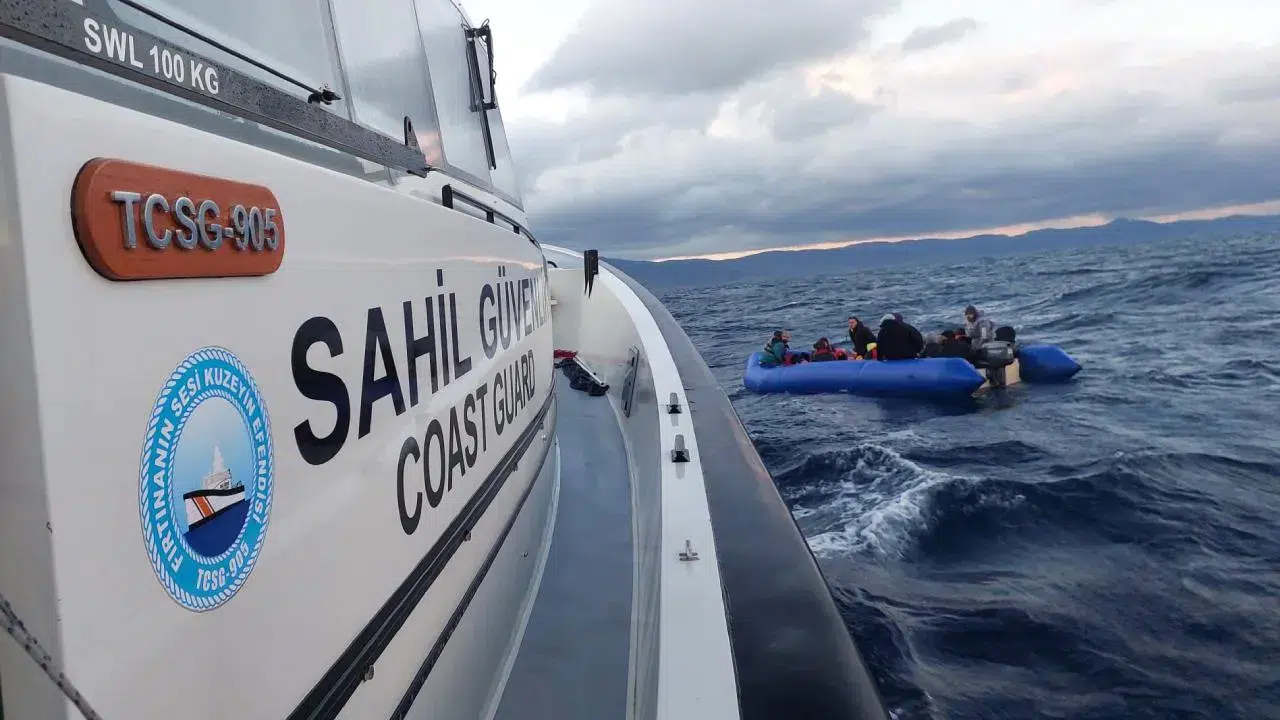 Sahil Güvenlik İzmir açıklarında 34 düzensiz göçmen yakaladı