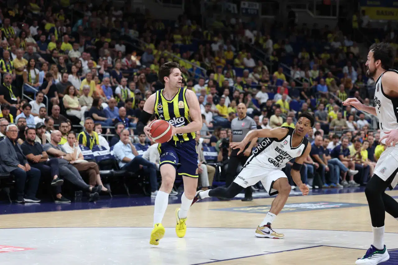 Fenerbahçe, Beşiktaş'ı mağlup etti: Final serisinde eşitlik sağlandı