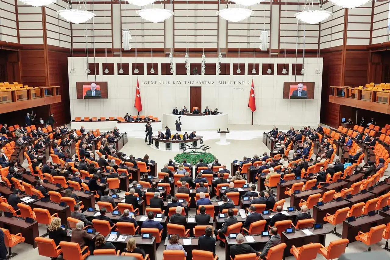 Meclis'te gece yarısı gerilimi: Muhalefetten "şantaj" ve "rezillik" çıkışı