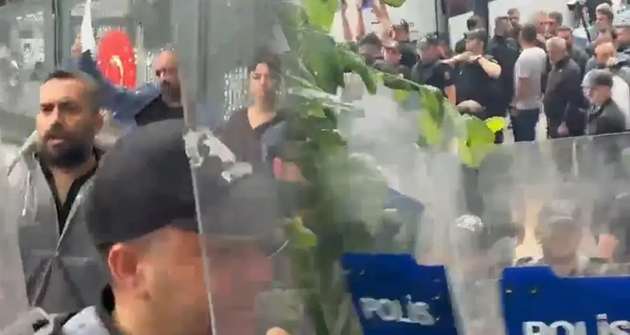 Bakanlık önünde görüşme talebine polis kalkanıyla müdahale edildi