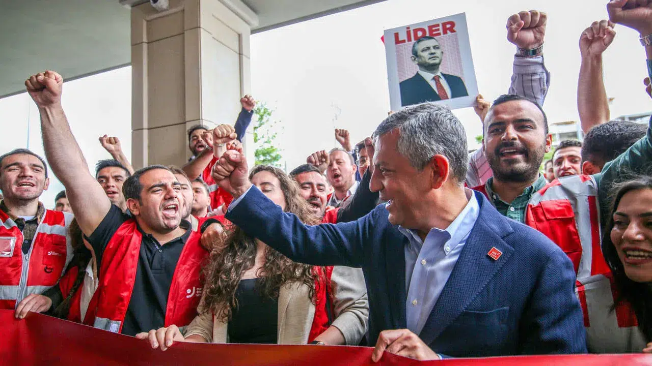 CHP'de kılıçlar çekildi: 900 imza genel merkeze gidiyor