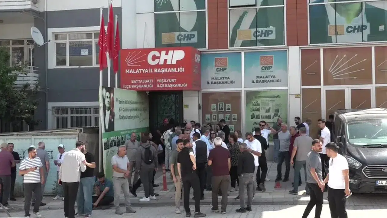 CHP Malatya’da kapı krizi: Gençlik kolları "Hain" yazılı dev poster astı