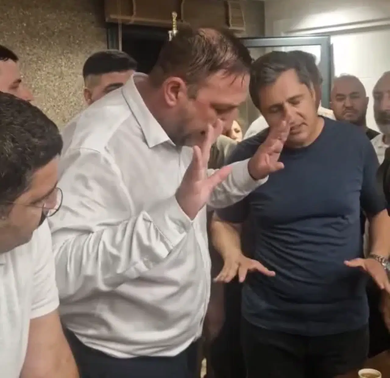 CHP İzmir İl Binasında Krizin Boyutu Büyüyor: Gümrükçü'den 'Küfür' İddiası