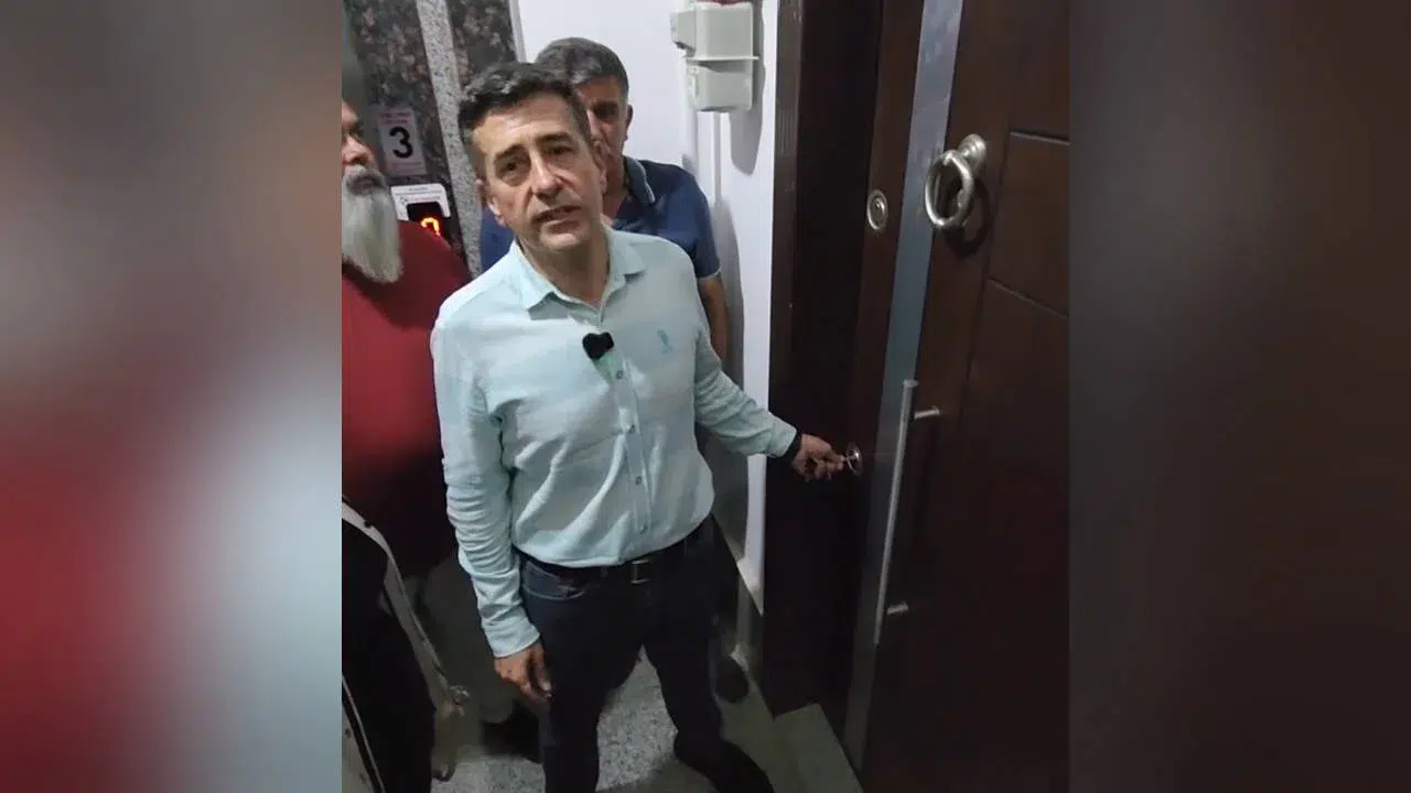 CHP'de kilit kavgası: Atanmış yönetim seçilmişleri içeri almadı