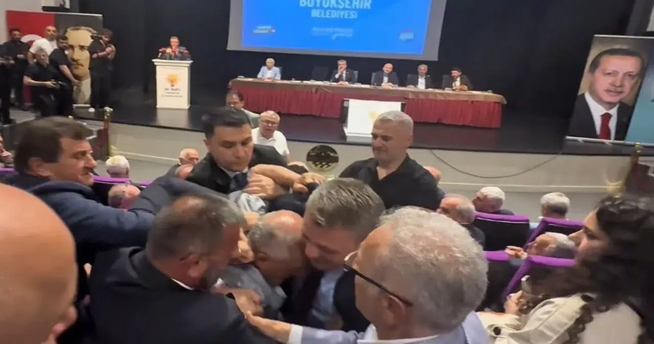 Belediye başkanına 'yalan konuşuyorsun' diye bağıran partili salondan atıldı