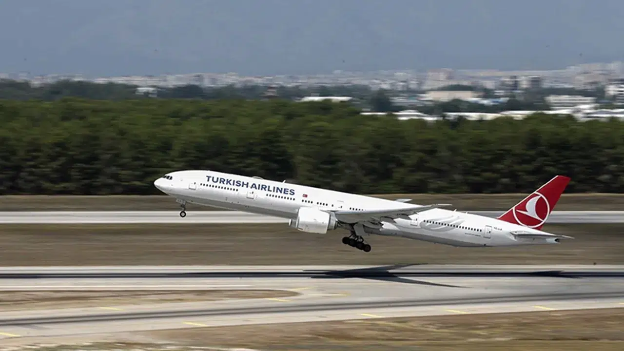 THY uçağı Antalya'da radar direğine temas etti