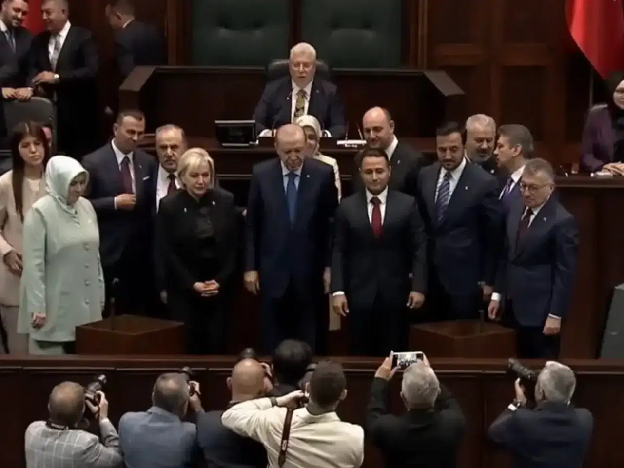 CHP'den istifa eden Nimet Özdemir AK Parti'ye katıldı
