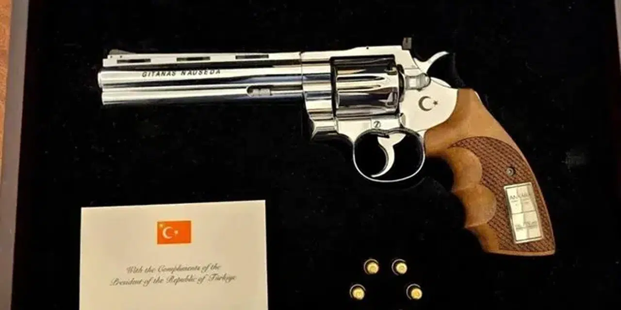 Erdoğan'ın hediye ettiği 'Revolverlar' dünya gündeminde