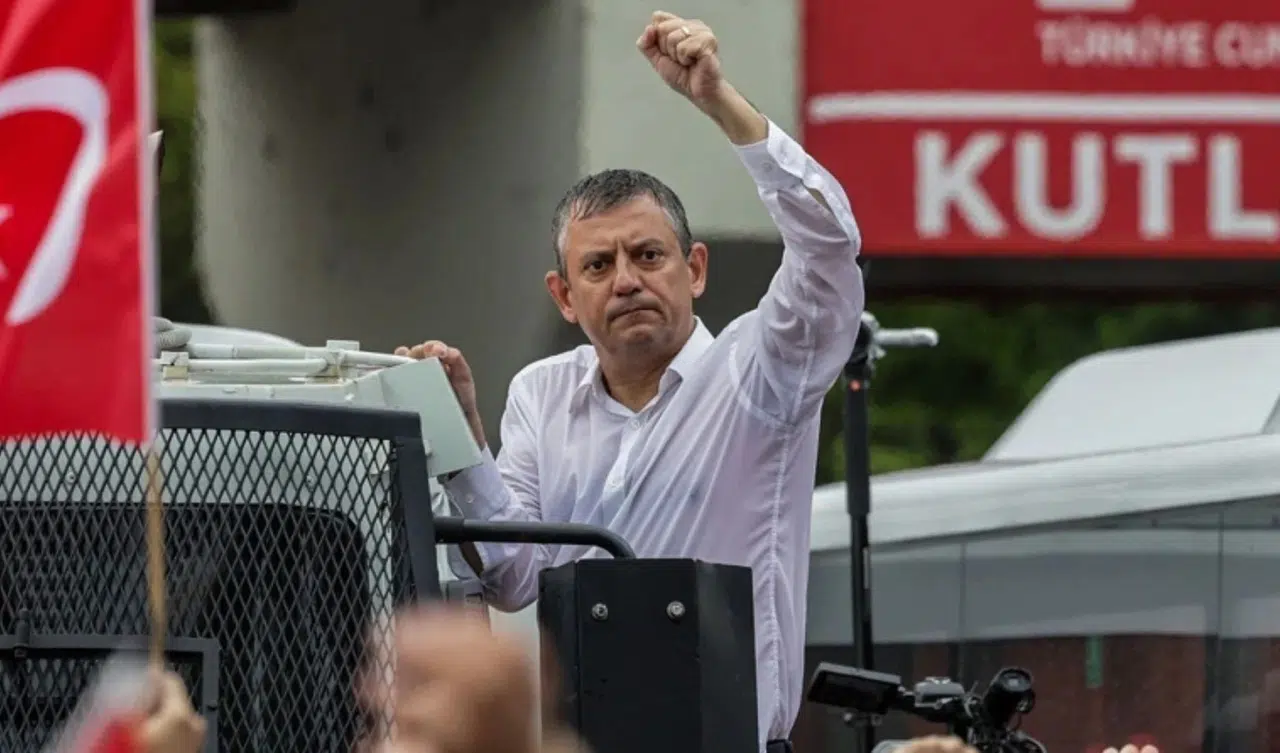 Özgür Özel'in yeni parti kararı uluslararası basının gündemine girdi