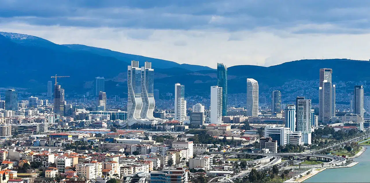 İzmir'de Gayrimenkul Sektörünün Devleri Rekabette: Yükselen Projeler Kentsel Silüeti Yeniden Şekillendiriyor