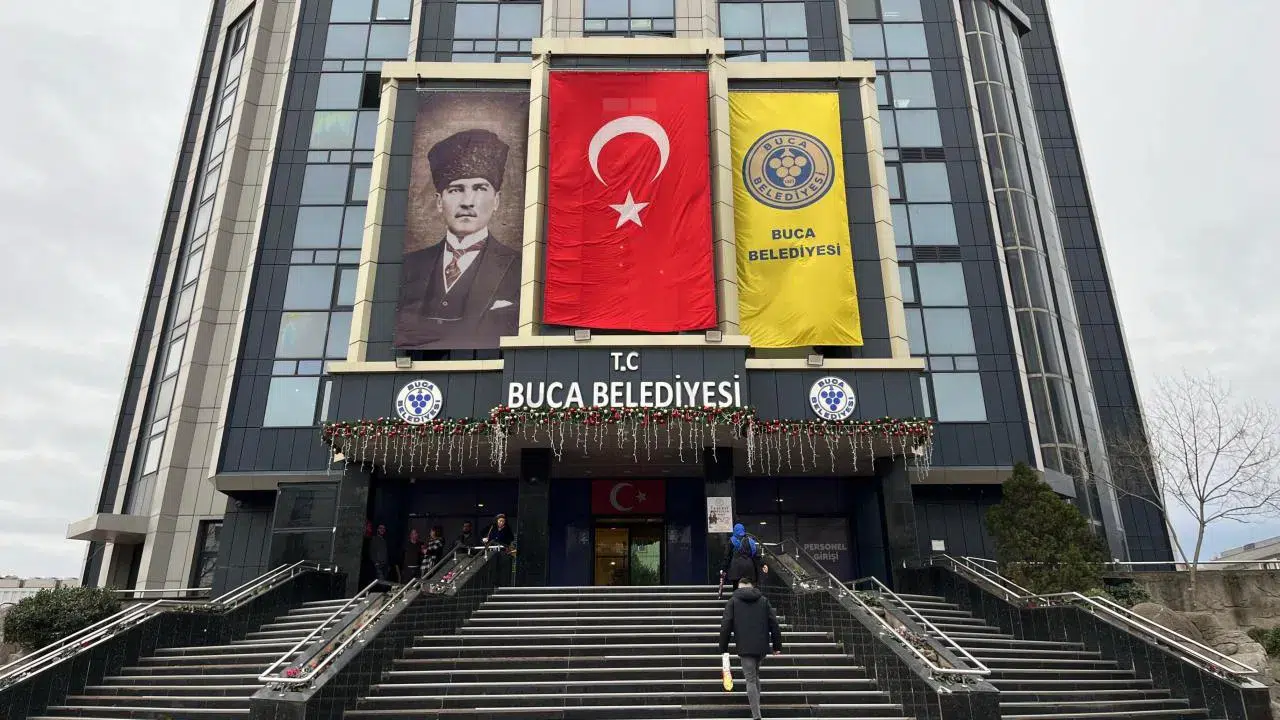 Buca Belediyesi’nde Duman döneminden kalan son isim görevi bıraktı, 4 yeni başkan yardımcısı atandı