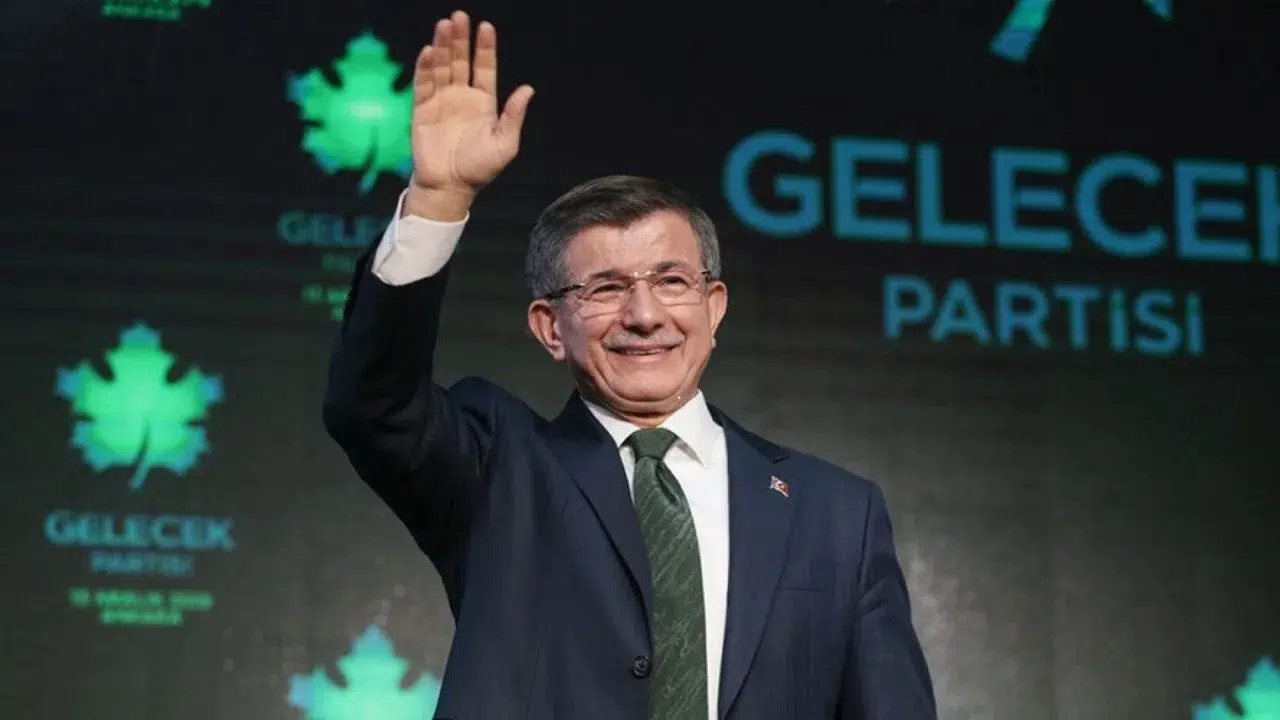 Ahmet Davutoğlu, Gelecek Partisi’ni feshederek aktif siyaseti bıraktığını ilan etti