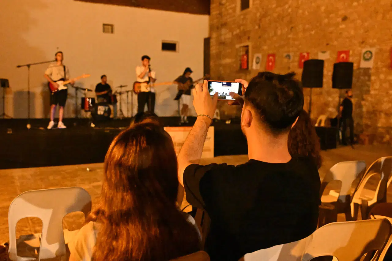 Akustik Yaz Akşamları İle Müziğin Ritmi Manisa Sokaklarında