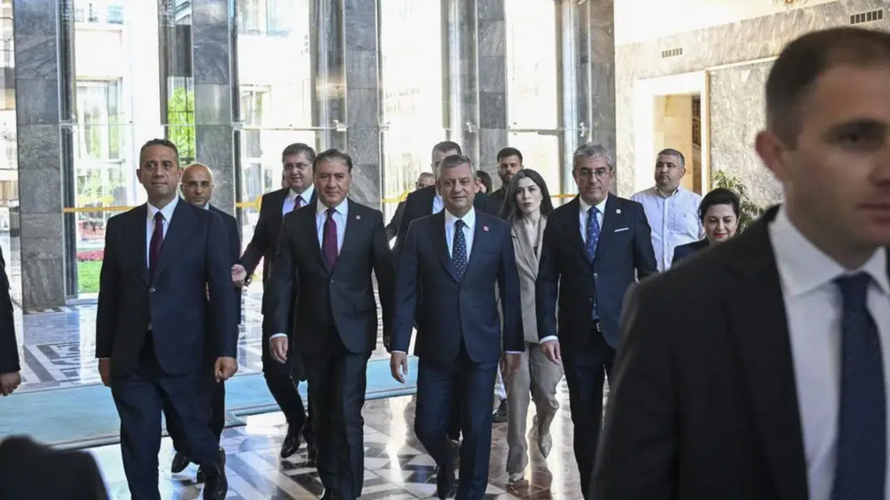 Özgür Özel, YENİ Parti'nin genel başkanı seçildi: Parti Meclisi ve YDK üyeleri belli oldu