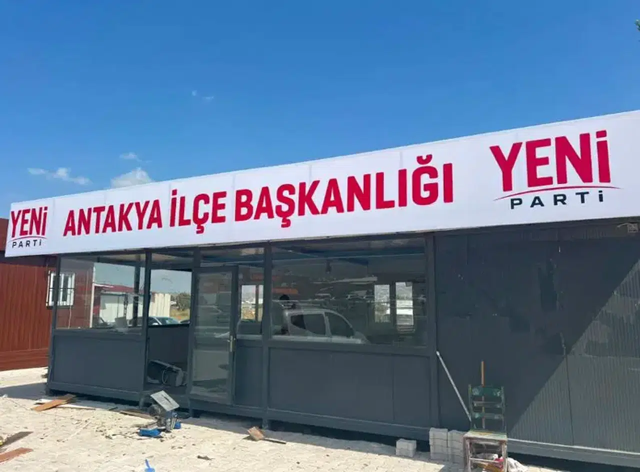 Yeni Parti ilk tabelasını deprem bölgesi Hatay'da konteynere astı