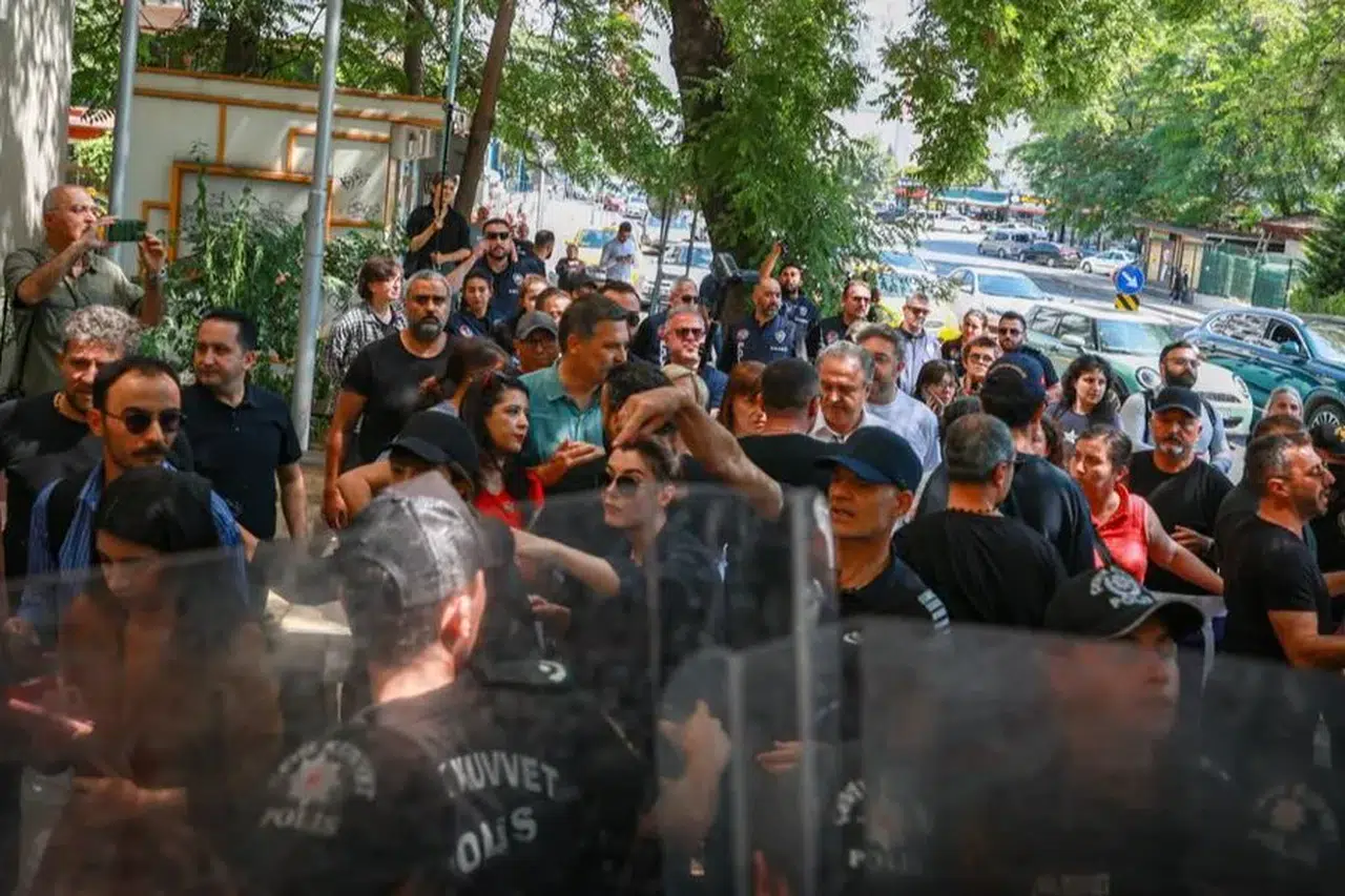 NATO protestosunda polis, milletvekilini gözaltına almaya çalıştı