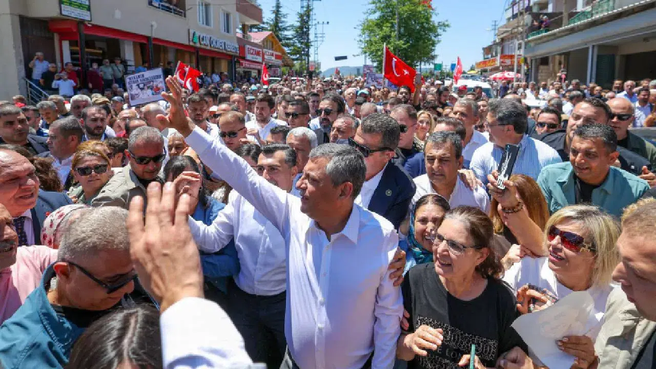 Özgür Özel Adana'da konuştu: "Çok yakında ya bir yol açacağız ya bir yol bulacağız"