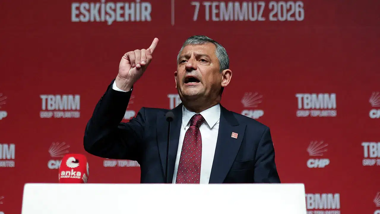 Özel, Trump'ın uçağı inerken konuştu: Anıtkabir'e gitmeyen bir başkana bu karşılama neden?