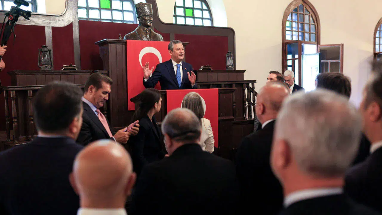Yeni Parti'nin ilk genel başkanı oy birliğiyle Özgür Özel oldu