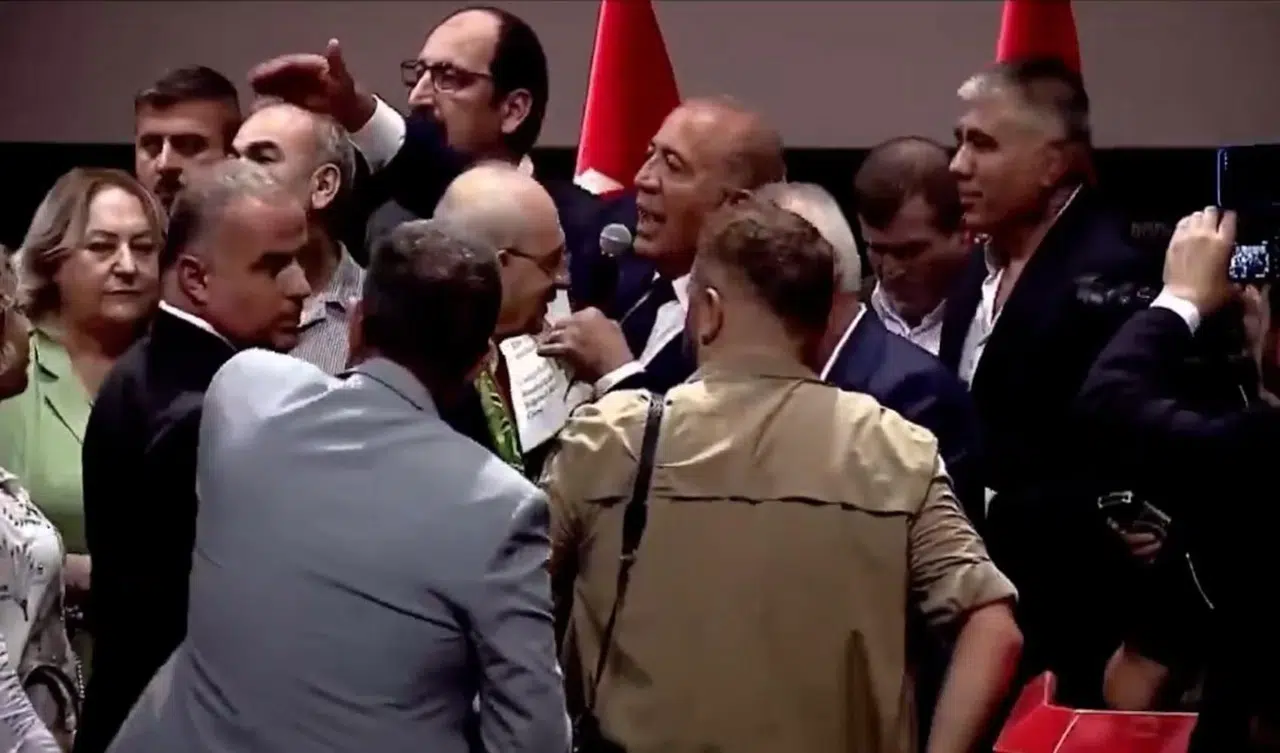 Gürsel Tekin, Kılıçdaroğlu'nun bulunduğu törende görevlilere tepki gösterdi