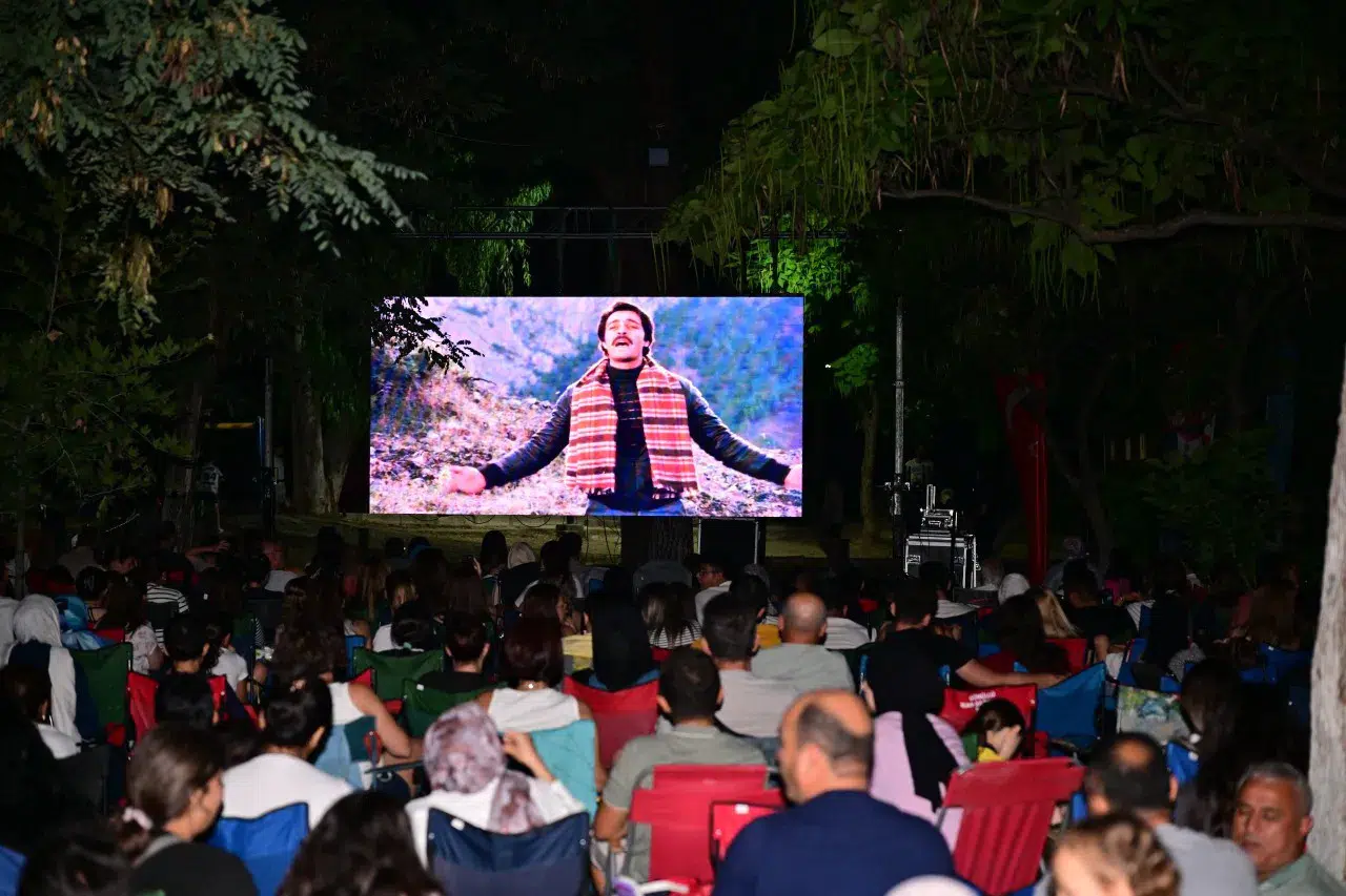 Açık Hava Sinema Geceleri Manisalılara Nostalji Rüzgârı Estiriyor