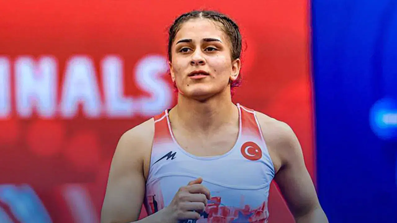 Milli güreşçi Özdenur Özmez 17 yaş altında dünya şampiyonu oldu