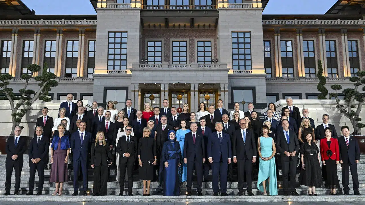 NATO zirvesi liderleri akşam yemeğinde mehter marşı ile karşılandı