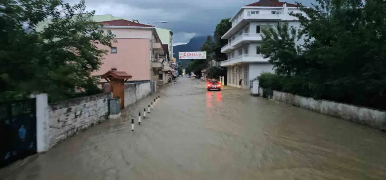 Kastamonu Cide'de gece yarısı sel felaketi: Devrekani Çayı taştı, ilçe merkezi sular altında