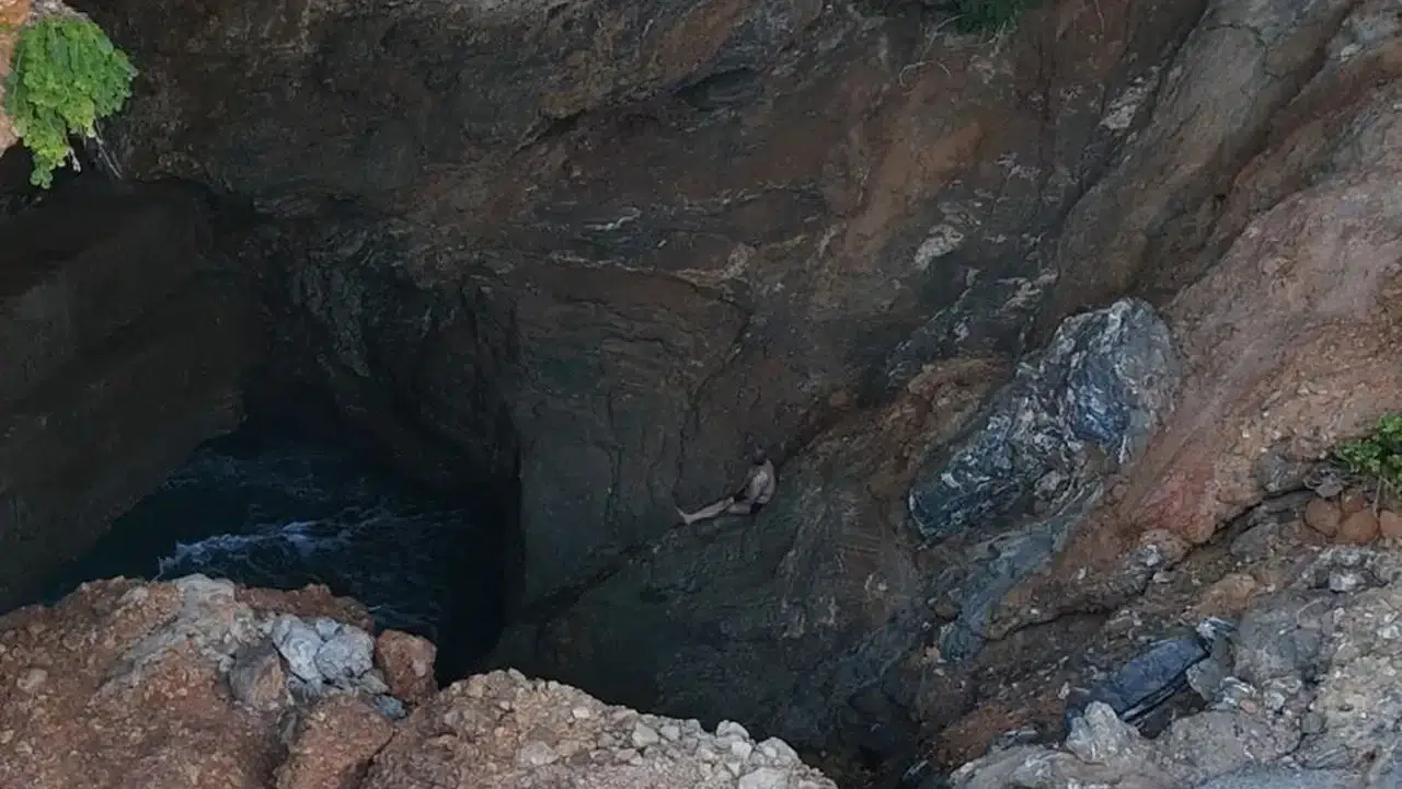 Alanya'da kayalıklara sıkışan vatandaş halatla kurtarıldı
