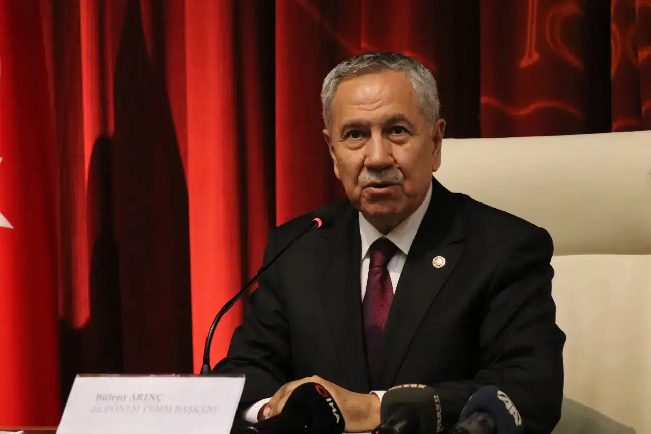 Kurucu isim Bülent Arınç'tan AK Parti'ye hukuk ve liyakat uyarısı
