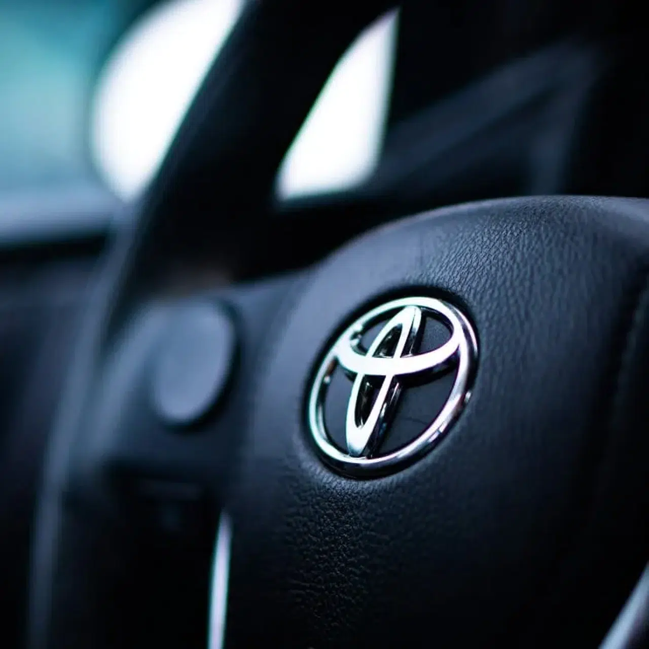 Toyota hibrit ve elektrikli araç satışlarında rekor kırarak zirveyi bırakmadı