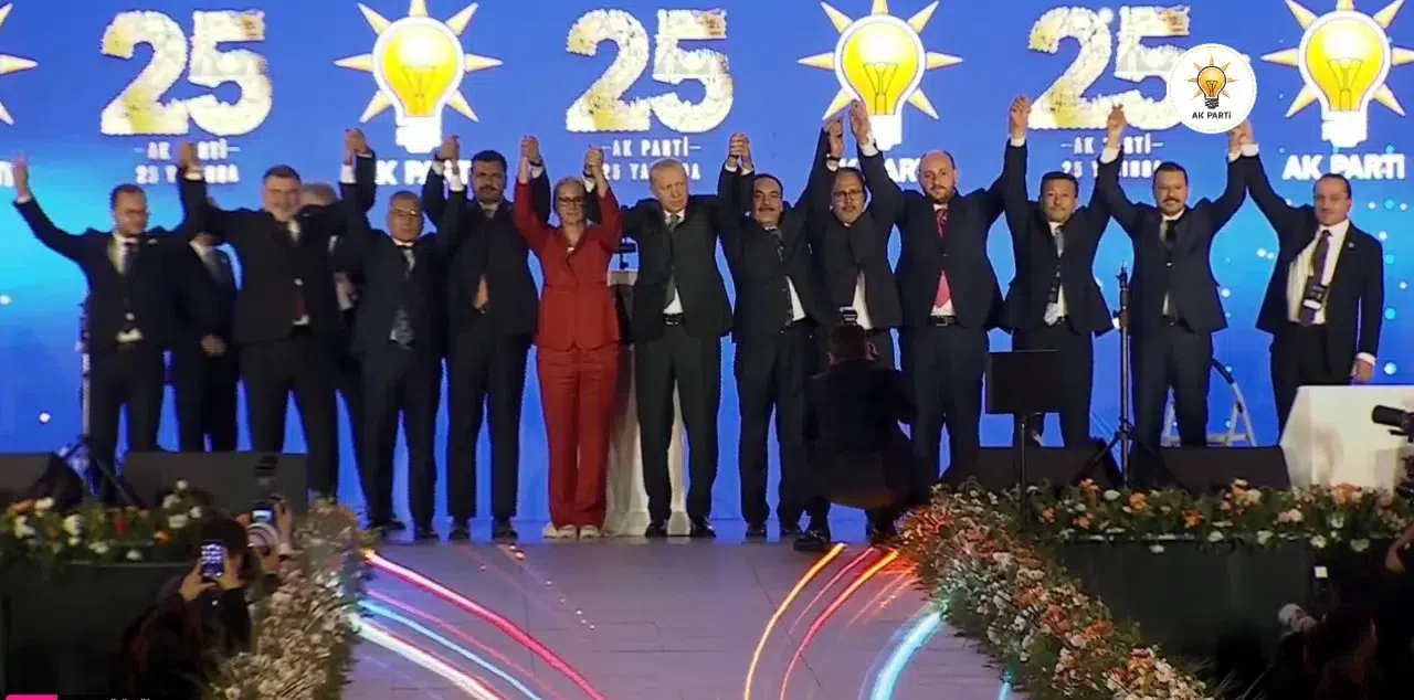 İzmir Mileltvekili Mustafa Bilici AK Parti'ye geçti, rozeti Erdoğan taktı!