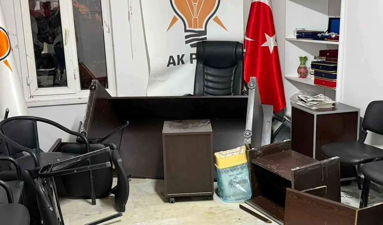 AK Parti'nin ilçe binasına saldırı düzenlendi: Camlar kırıldı, eşyalar zarar gördü