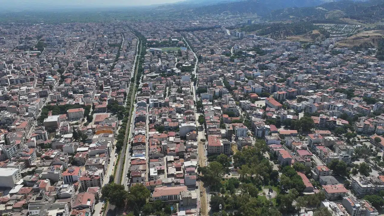Manisa Büyükşehir Belediyesi, Salihli’de 4 Caddeyi Sıcak Asfaltla Yeniliyor