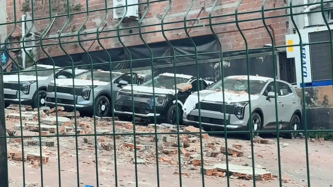 Kağıthane'de duvarın çökmesi 12 sıfır araçta 30 milyon liralık hasara yol açtı