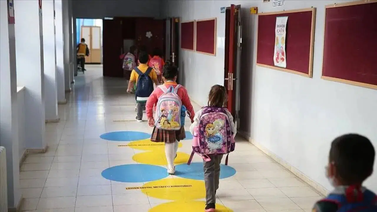 Okullarda yeni dönem: Öğretmene önlük, veliye randevu zorunluluğu