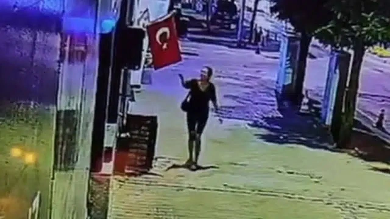 Mağaza önündeki bayrağı yakan kadın şizofreni savunması yaptı… Tutuklandı