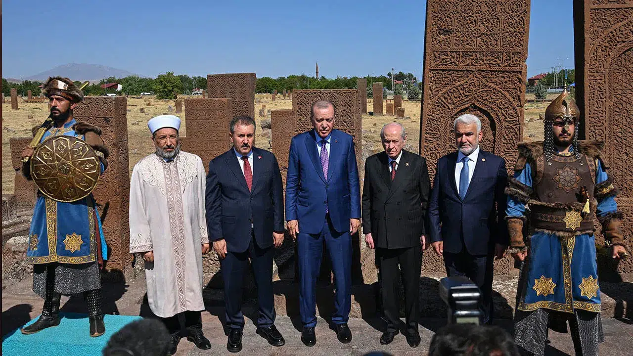 Erdoğan ve Bahçeli Ahlat'ta Selçuklu Meydan Mezarlığı'nı ziyaret etti
