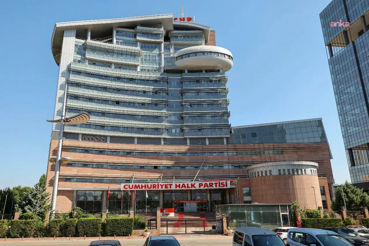CHP'de 9 vekilin disiplin süreci istifa krizine takıldı