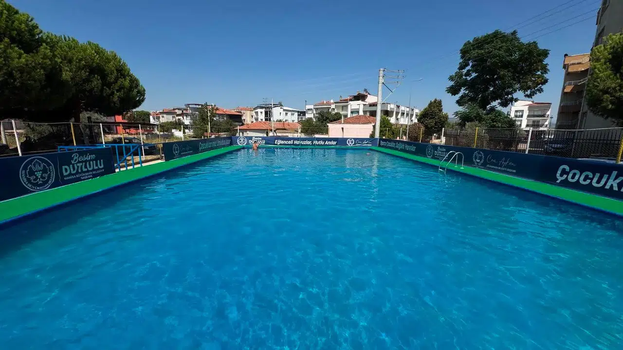 Manisa’da Çocuklar Hem Serinleyecek Hem Yüzme Öğrenecek