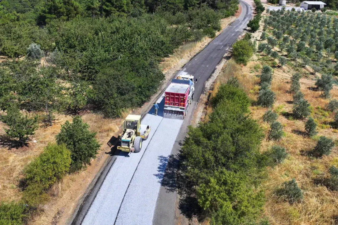 Manisa Büyükşehir’den Gördes İlçesine 14 Kilometrelik Asfalt Çalışması