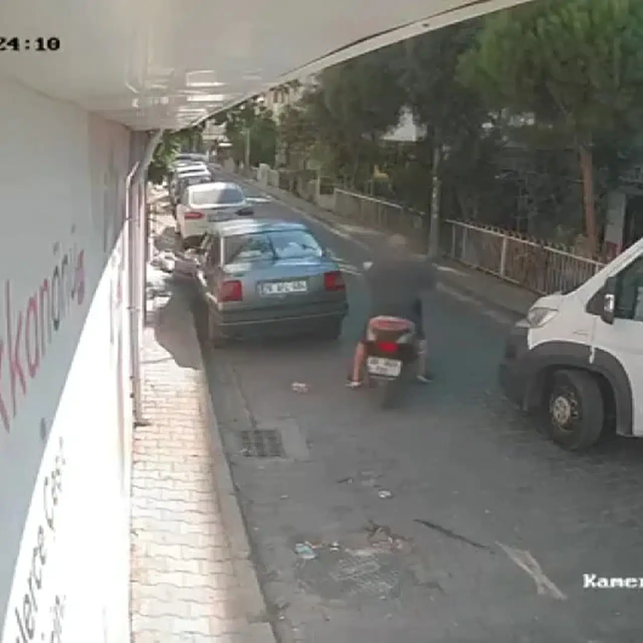 İzmir Bayraklı'da düşürülen 100 bin lirayı çalan motosikletli şüpheli gözaltına alındı