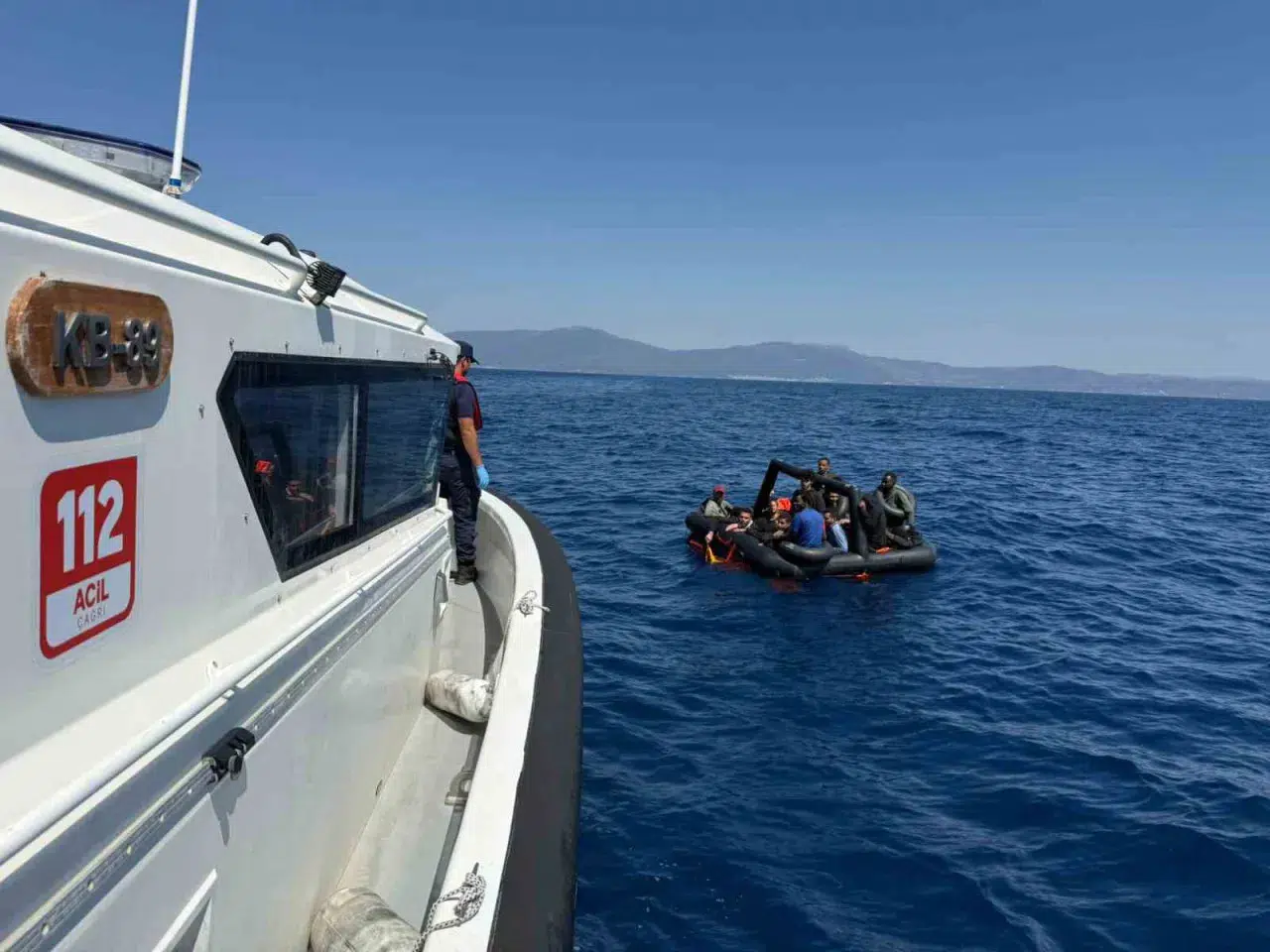 Yunanistan tarafından geri itilen 57 düzensiz göçmen İzmir'de kurtarıldı