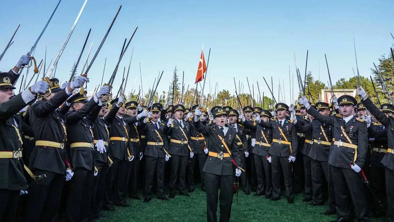 Kılıçla yemin eden 5 teğmen hakkında yeni soruşturma