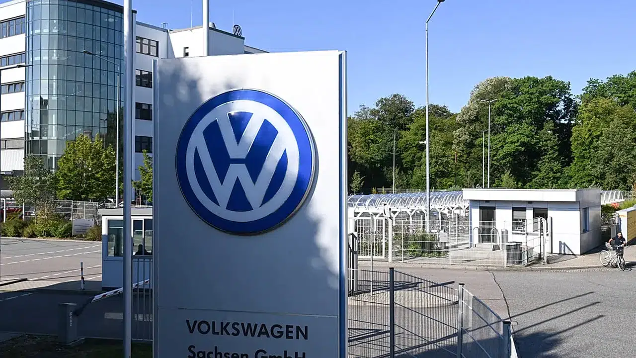 Volkswagen Euro Stoxx 50 endeksinden çıkarıldı, hisse satış baskısı artıyor