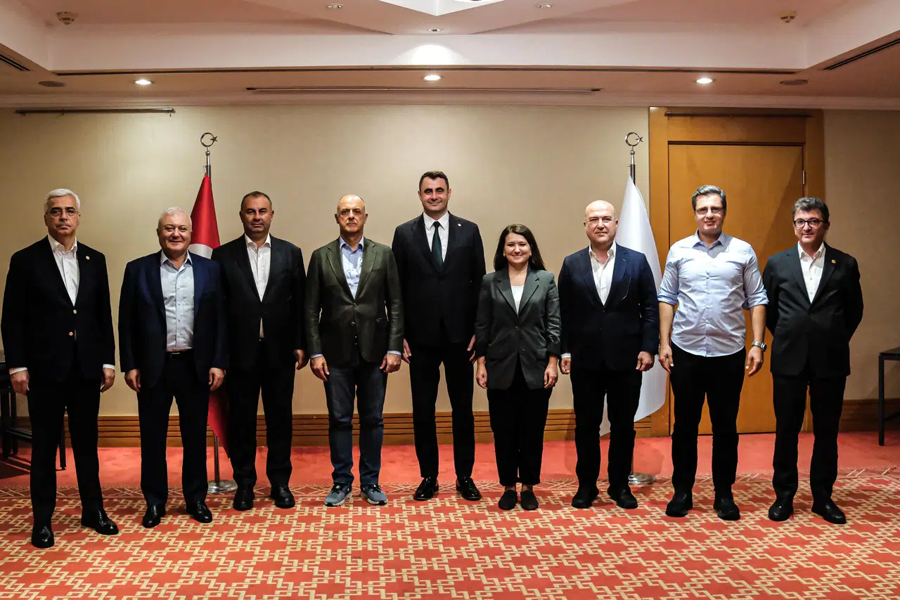 Yeni Parti; Vekiller ve Belediye Başkanlarıyla İzmir'in Sorunlarını Masaya Yatırdı