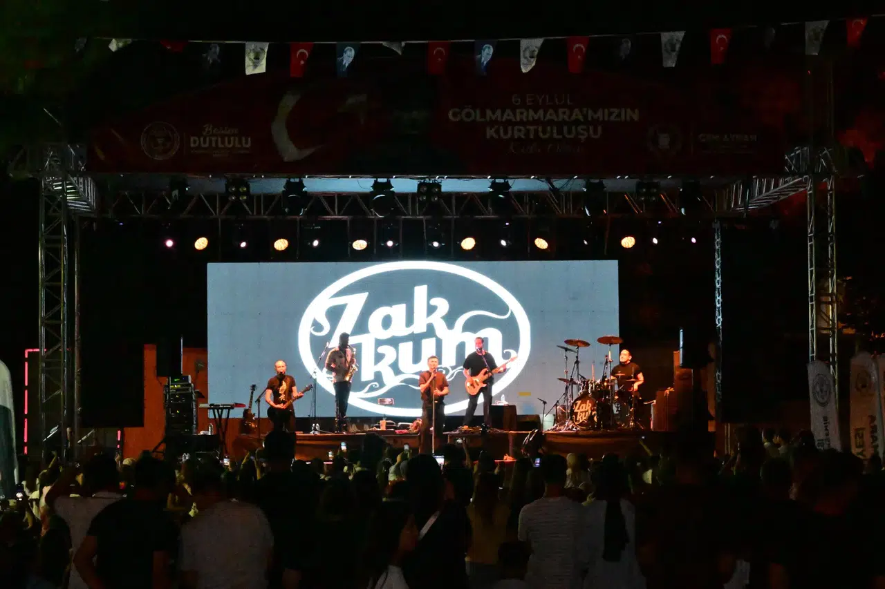 Gölmarmara’nın Kurtuluş Coşkusu Zakkum Konseriyle Taçlandı